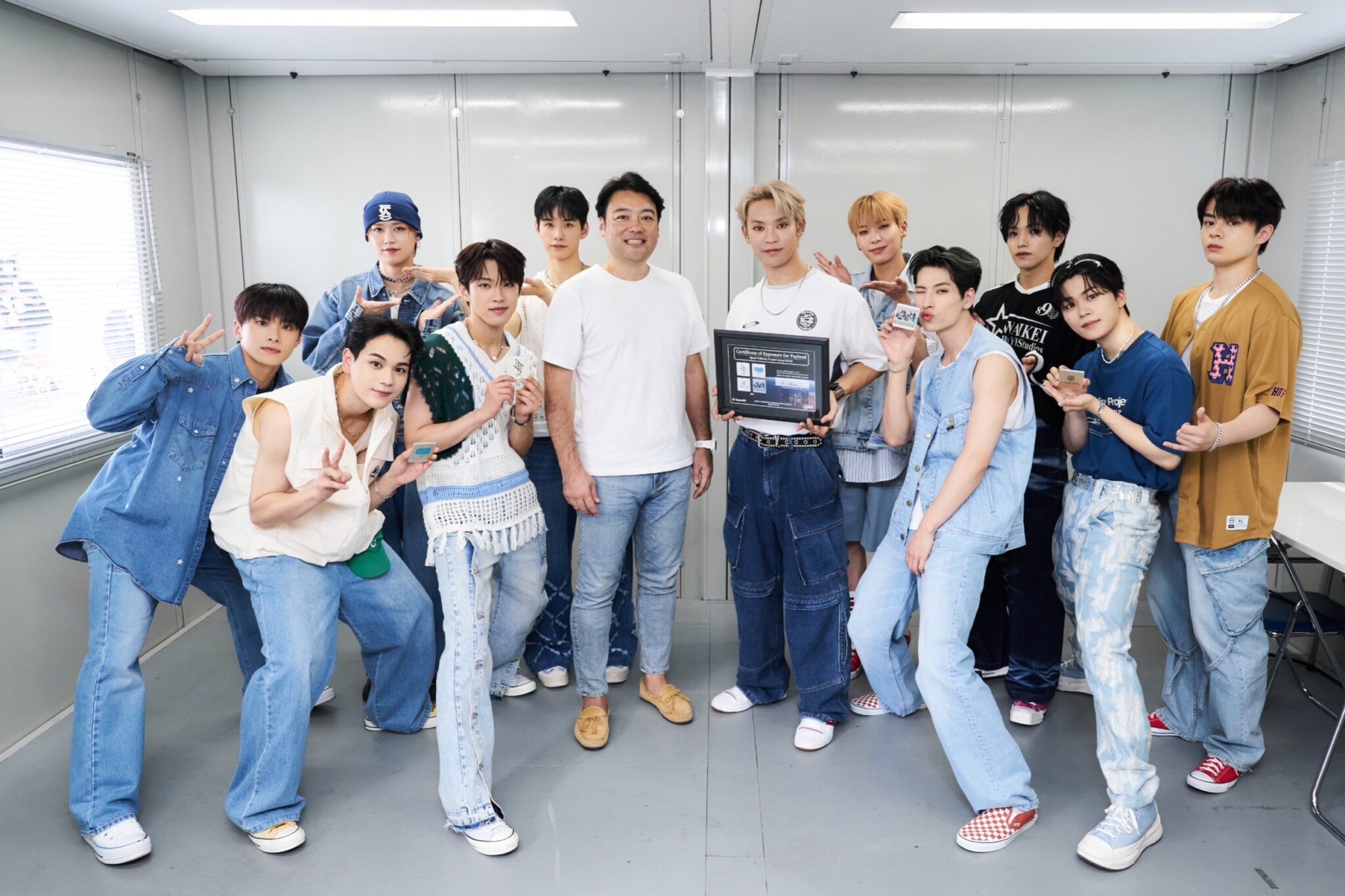 JO1の手元に宇宙を旅したプレートが帰ってきた!~JO1宇宙の旅~『KIZUNA』ジャケットデザインとJAMロゴ、 約3カ月の宇宙の壮大な冒険を経て地球へ無事に帰還を果たす