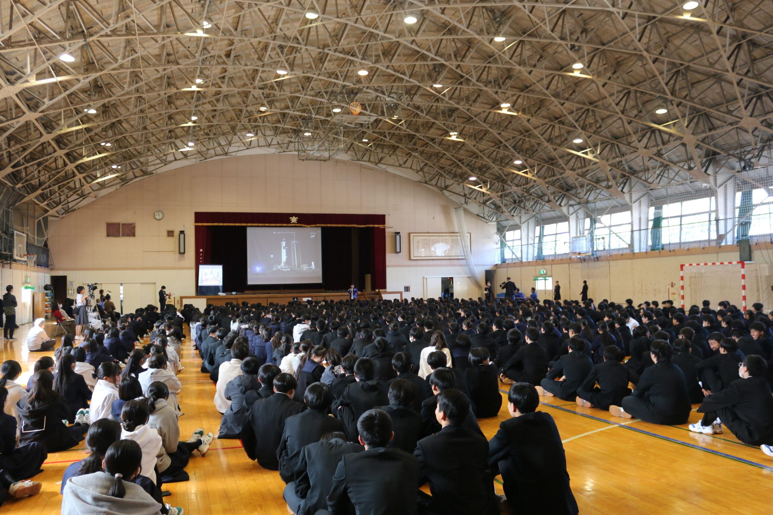 打上げ応援会の様子(花巻北高校生徒)
