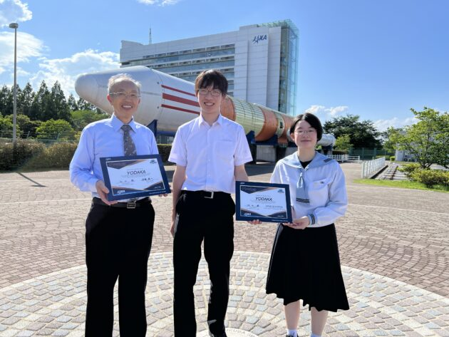 人工衛星「YODAKA」をJAXAへ引き渡した様子
(左:SPACE VALUE代表 安藤様、右:花巻北高校生徒)