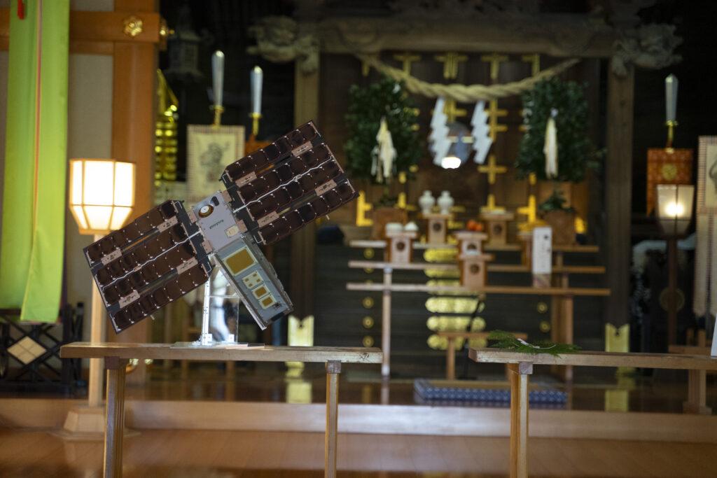 人工衛星「YODAKA」の模型(打上げ成功祈願の様子)